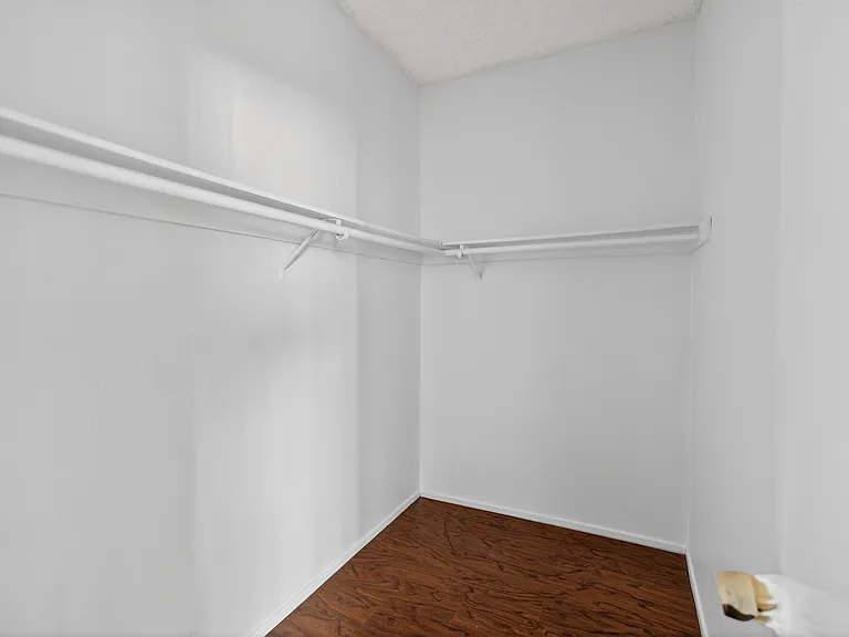 Woodman Ave Apartments — Photo 66