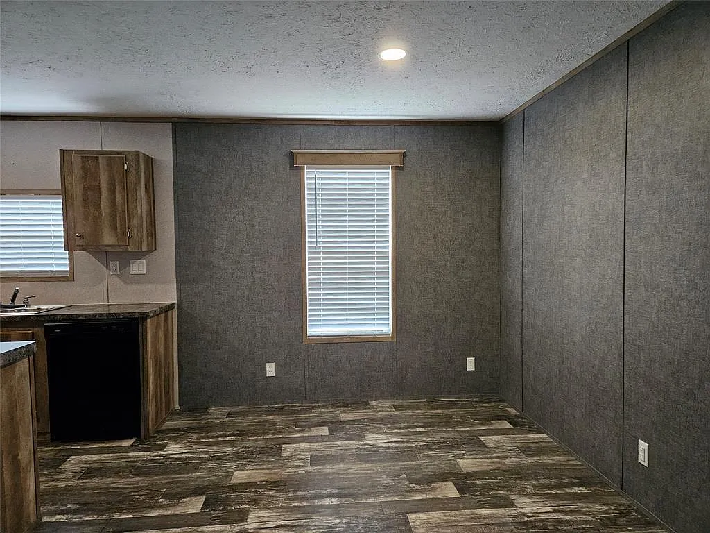 3 bed, 2.0 bath, 1560 sqft, $1,790 — Photo 3