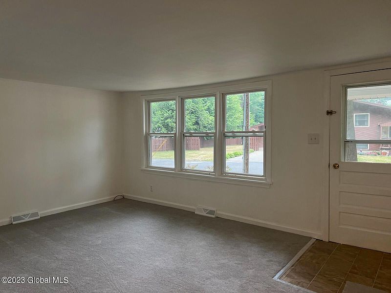 3rd image of 31 Hunt Avenue
