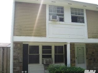 2 Independence Ct, Ridge, NY 11961