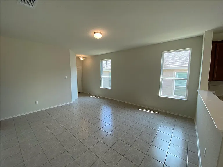 204 Nettletree Dr — Photo 5