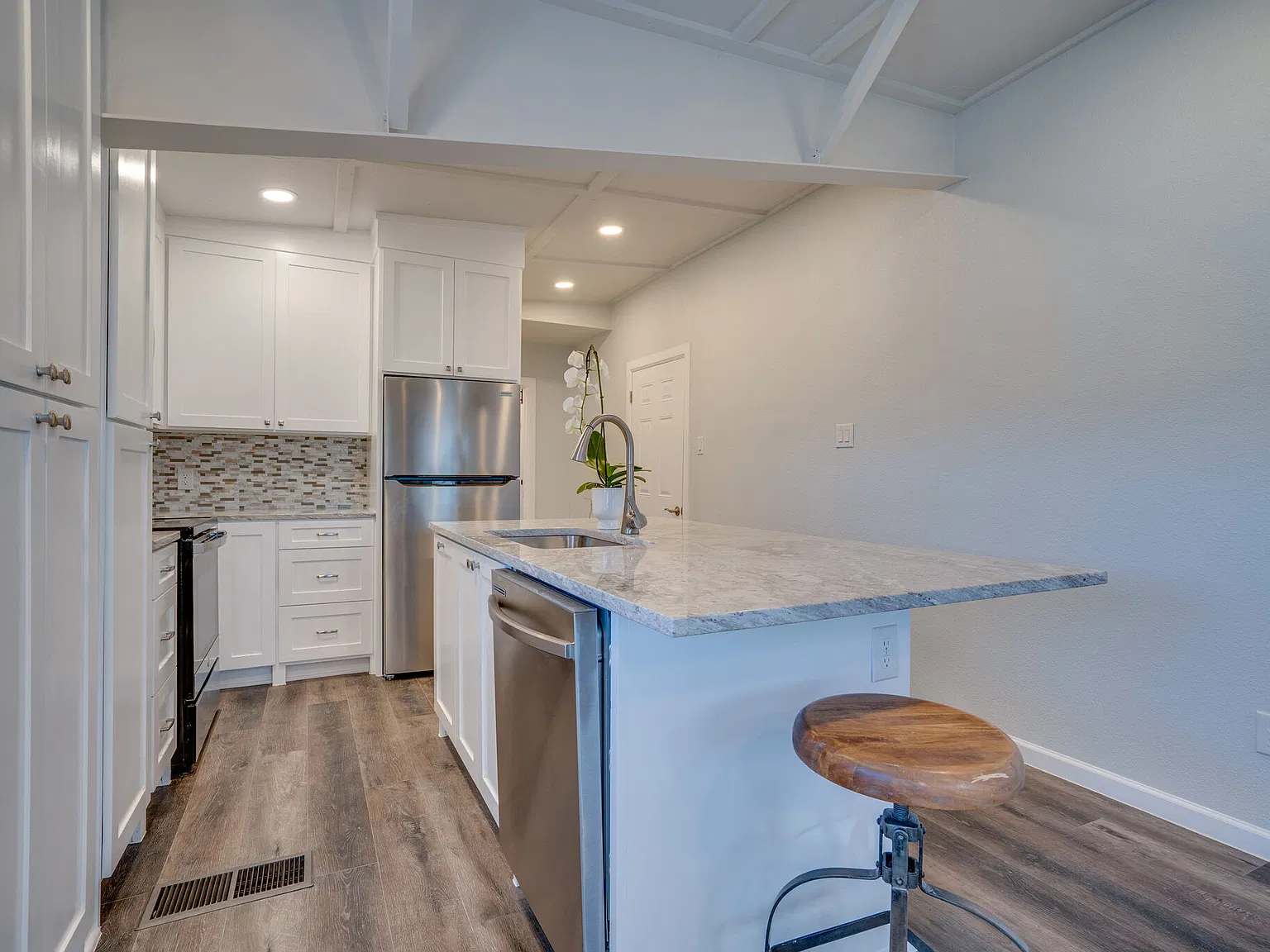 11471 Airway Blvd - Apt Above Plane Hangar — Photo 2