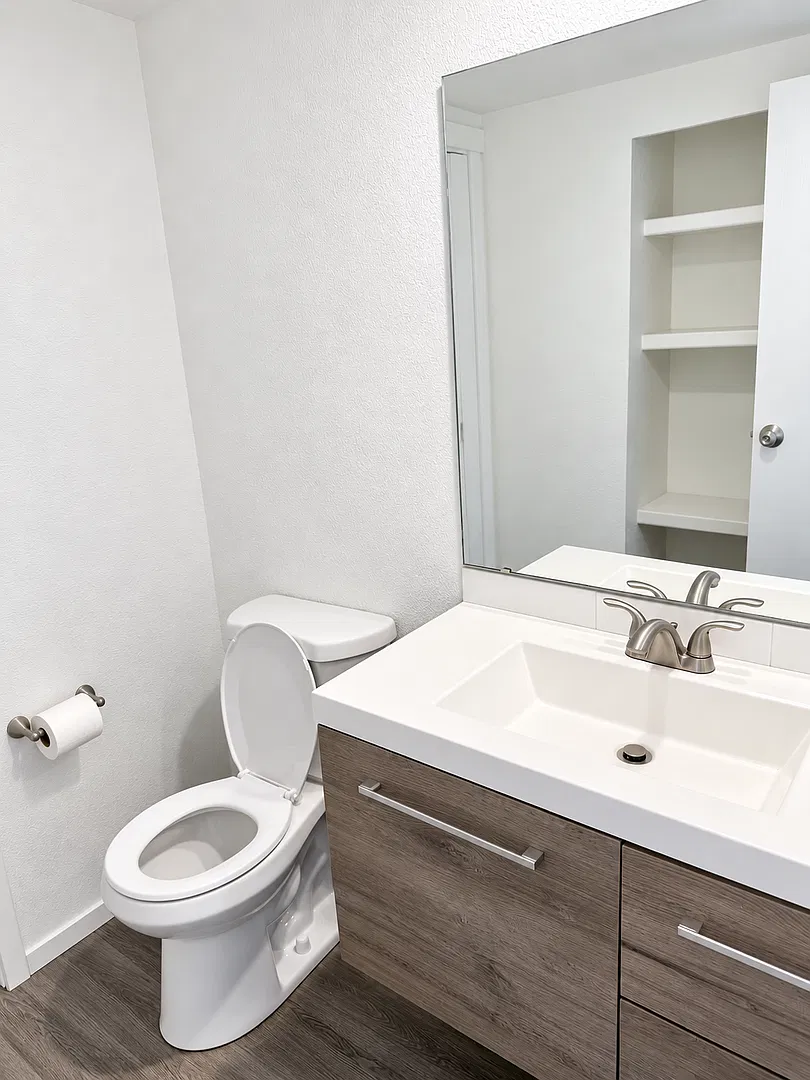 *Spacious 2BR/1.5BA Condo In-Unit Laundry, 2 Parking Spaces & Pool* — Photo 4