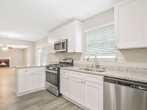 5th image of 985 Cherry Laurel Dr
