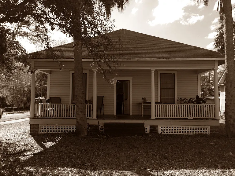 302 NW 2nd St — Photo 2