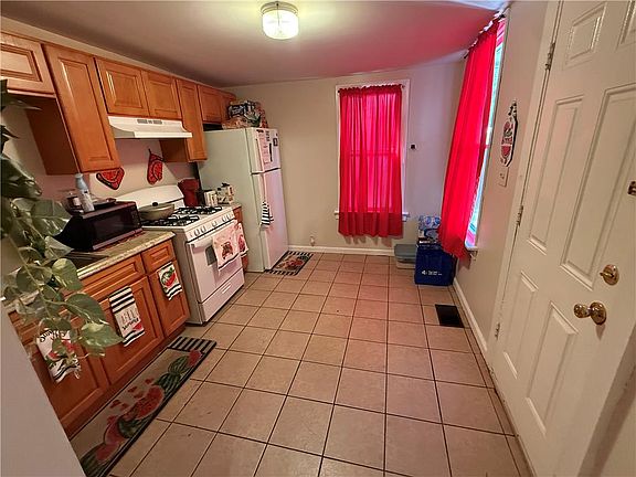 5th image of 723 Chestnut St