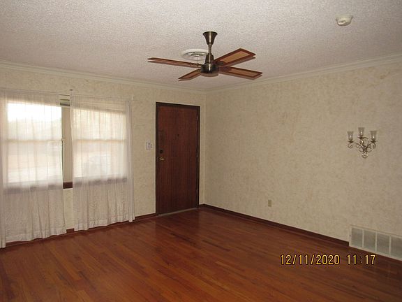 3rd image of 415 NW Woodland Dr