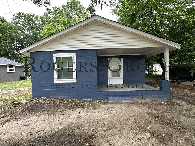 1023 Hughes St — Photo 2