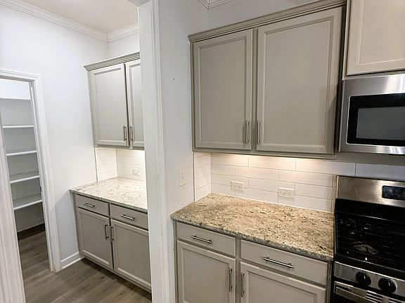 5th image of 156 Etteinne Garden Ln