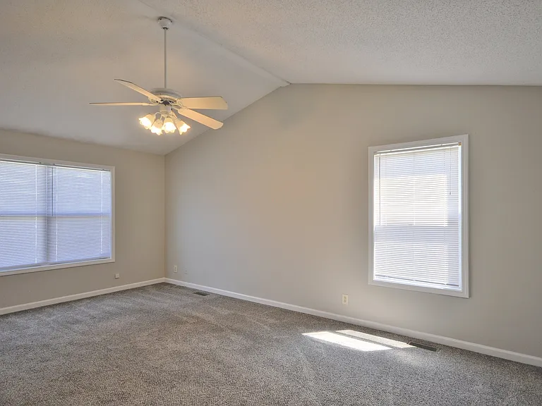 317 Pioneer Dr — Photo 5