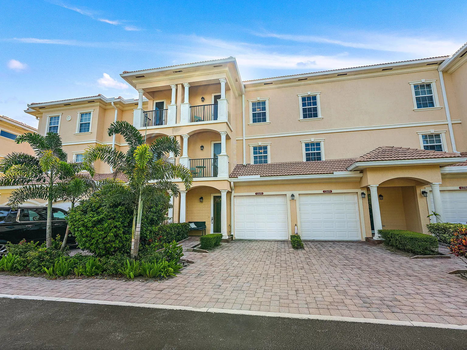 3 bed, 3.0 bath, 1892 sqft, $3,000 — Photo 1