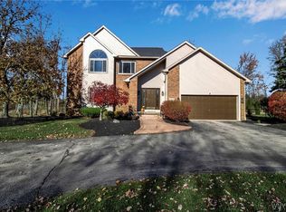 5578 Woodsedge Ct, Williamsville, NY 14221