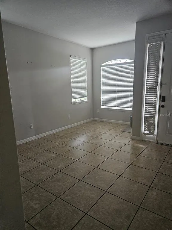 3 bed, 2.5 bath, 1978 sqft, $2,350 — Photo 3