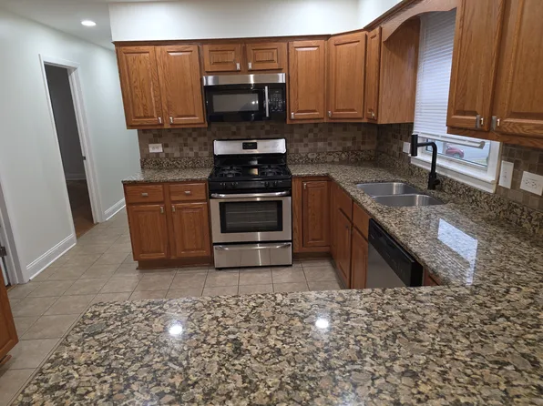 826 E Capri Dr APT 2, Palatine, IL 60074