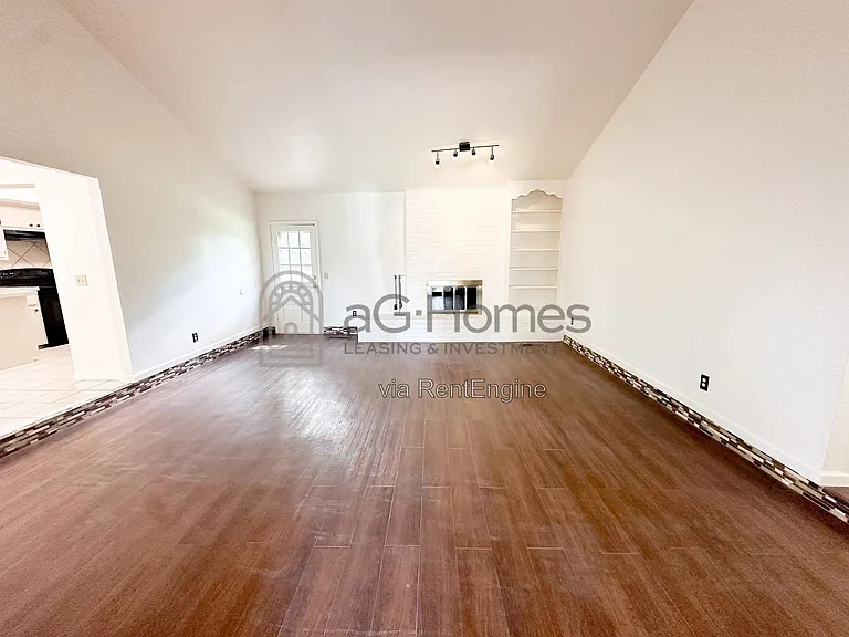 909 Cherrywood Ln — Photo 4