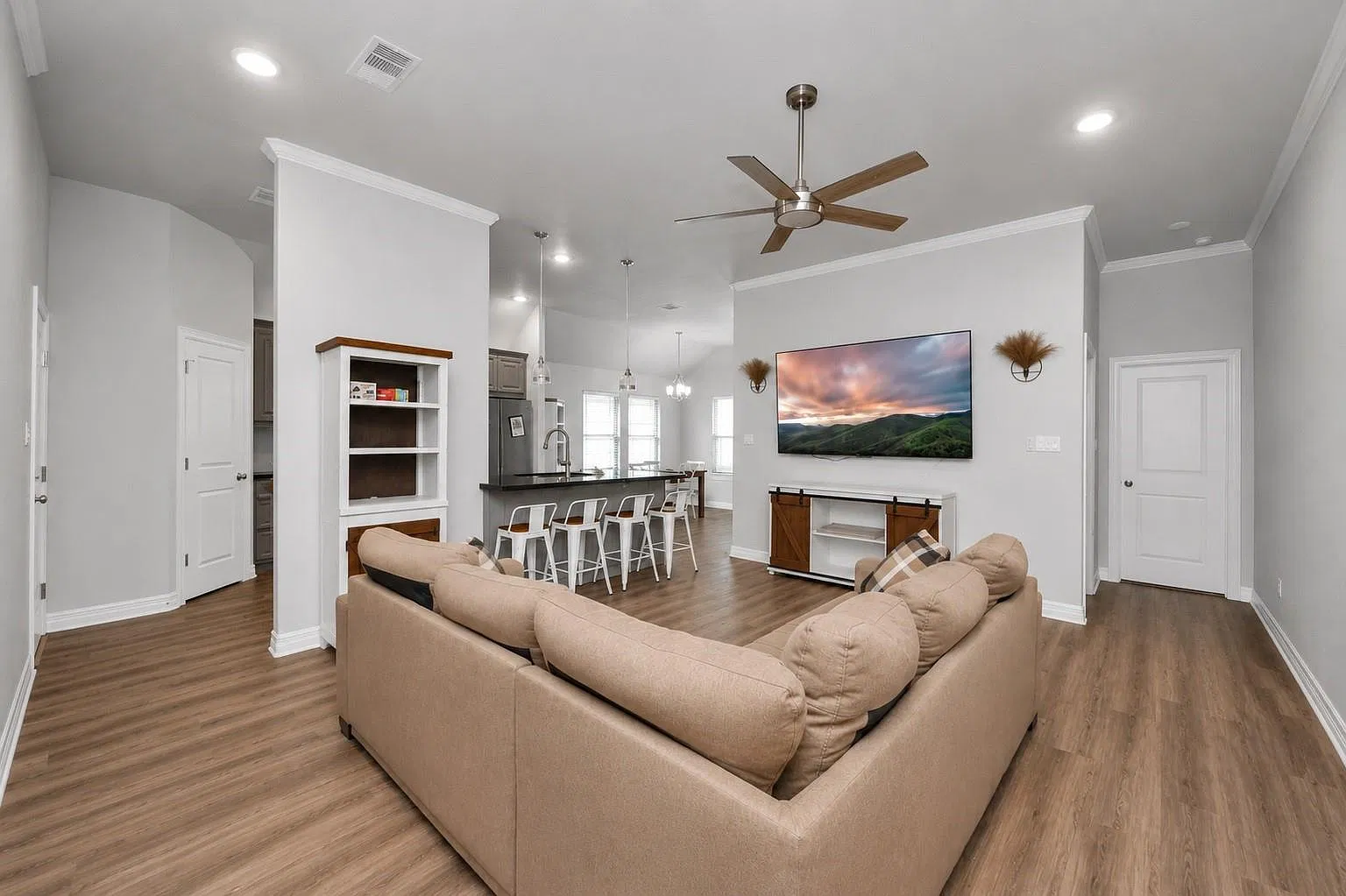 3 bed, 2.0 bath, 1712 sqft, $2,200 — Photo 4