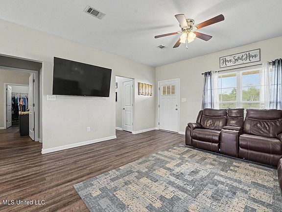 4th image of 119 Water Oak Dr