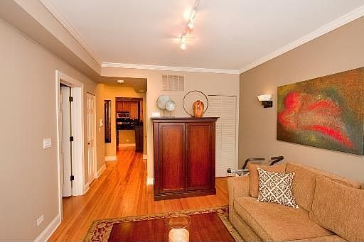3rd image of 918 W Ainslie St APT 2W