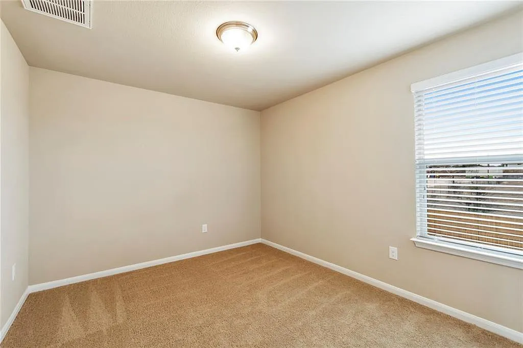 5 bed, 3.0 bath, 2422 sqft, $2,295 — Photo 3
