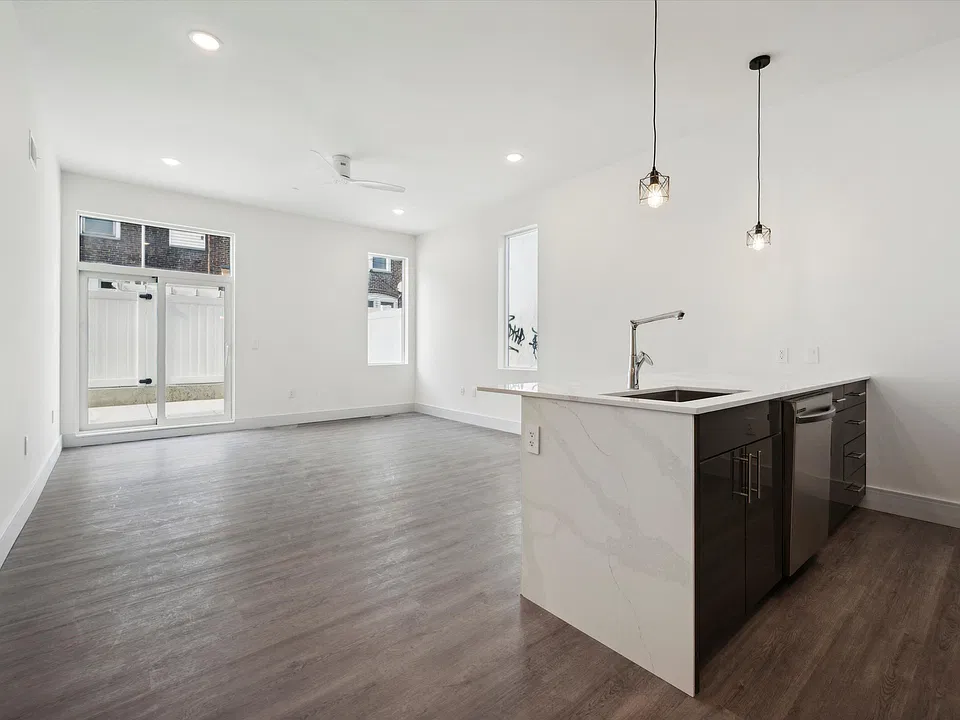 1221 E Fletcher St #109