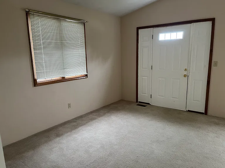 217 W Warnock St — Photo 4