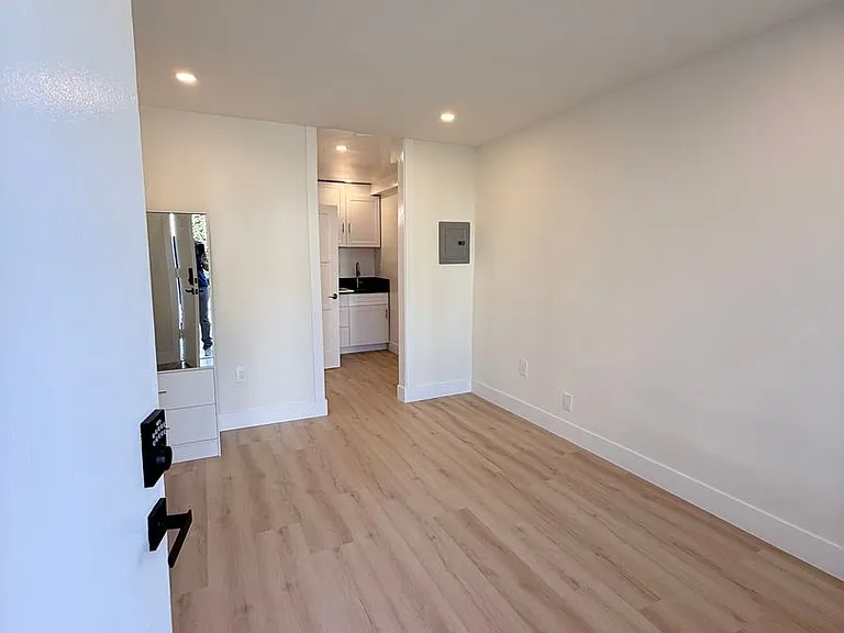 Bellwood 10350-10358 Building 6 — Photo 11