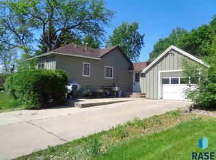 909 N Garfield Ave, Dell Rapids, SD 57022