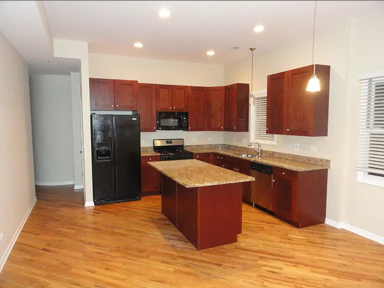 1528 W Greenleaf Ave #2E — Photo 1