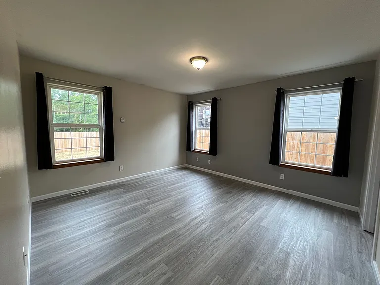 1360 Roma Rd — Photo 35
