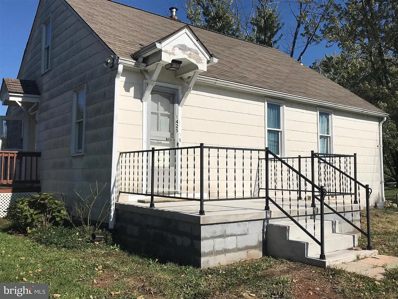 1425 Main St photo 1