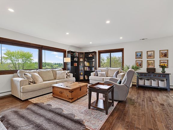 4th image of 1265 Robin Ln SE