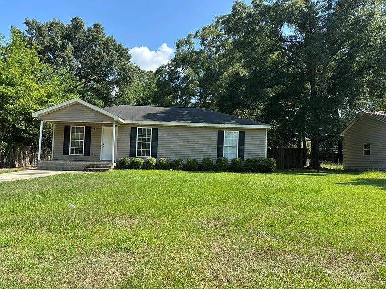 300 Donna Dr — Photo 1