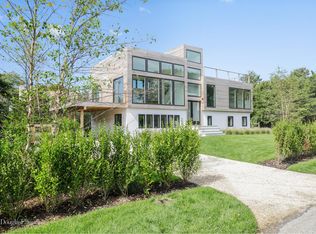 6 Lighthouse Rd, Hampton Bays, NY 11946