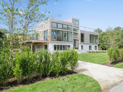6 Lighthouse Rd, Hampton Bays, NY, 11946