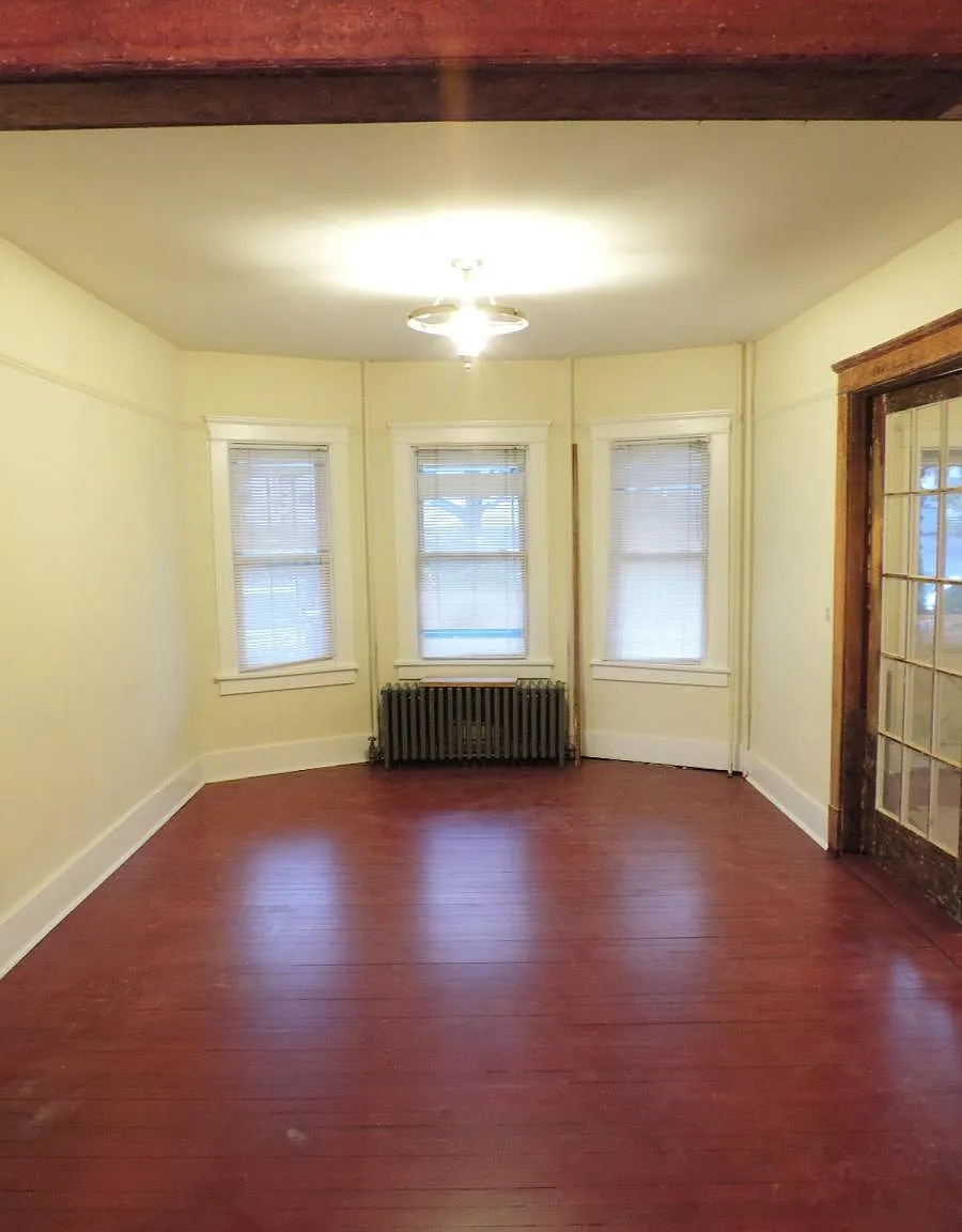 4 bed, 2200 sqft, $3,800 — Photo 2