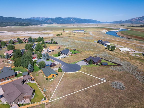 3rd image of 621 Snake River Dr