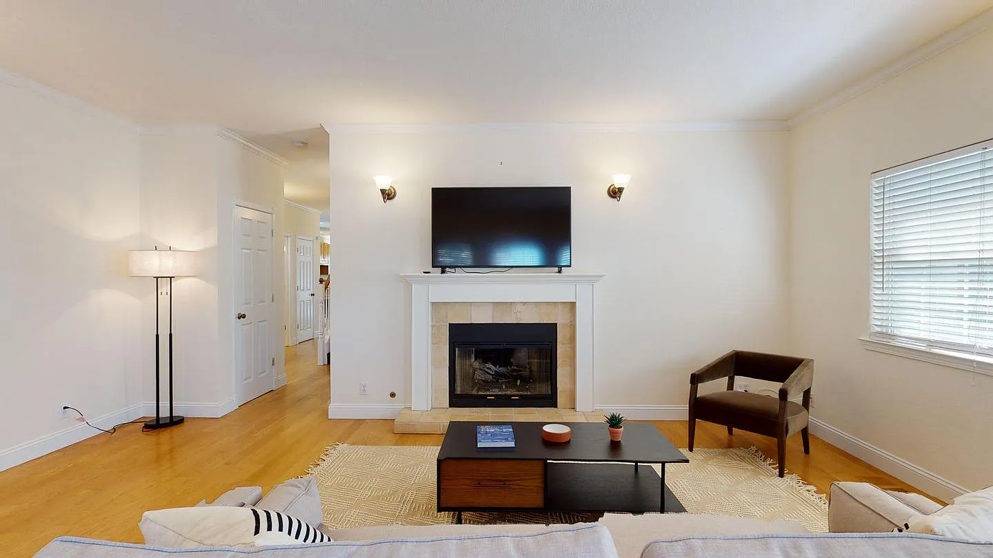 Private Bedroom in Wonderful Redwood City Home by Caltrain Station — Photo 1