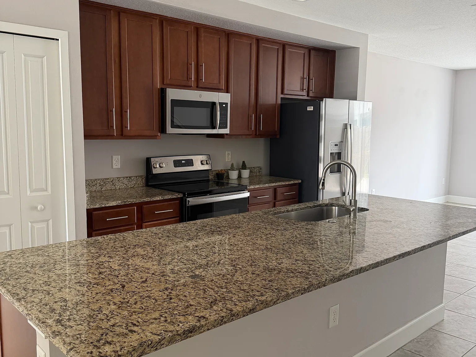 3 bed, 1591 sqft, $2,125 — Photo 2