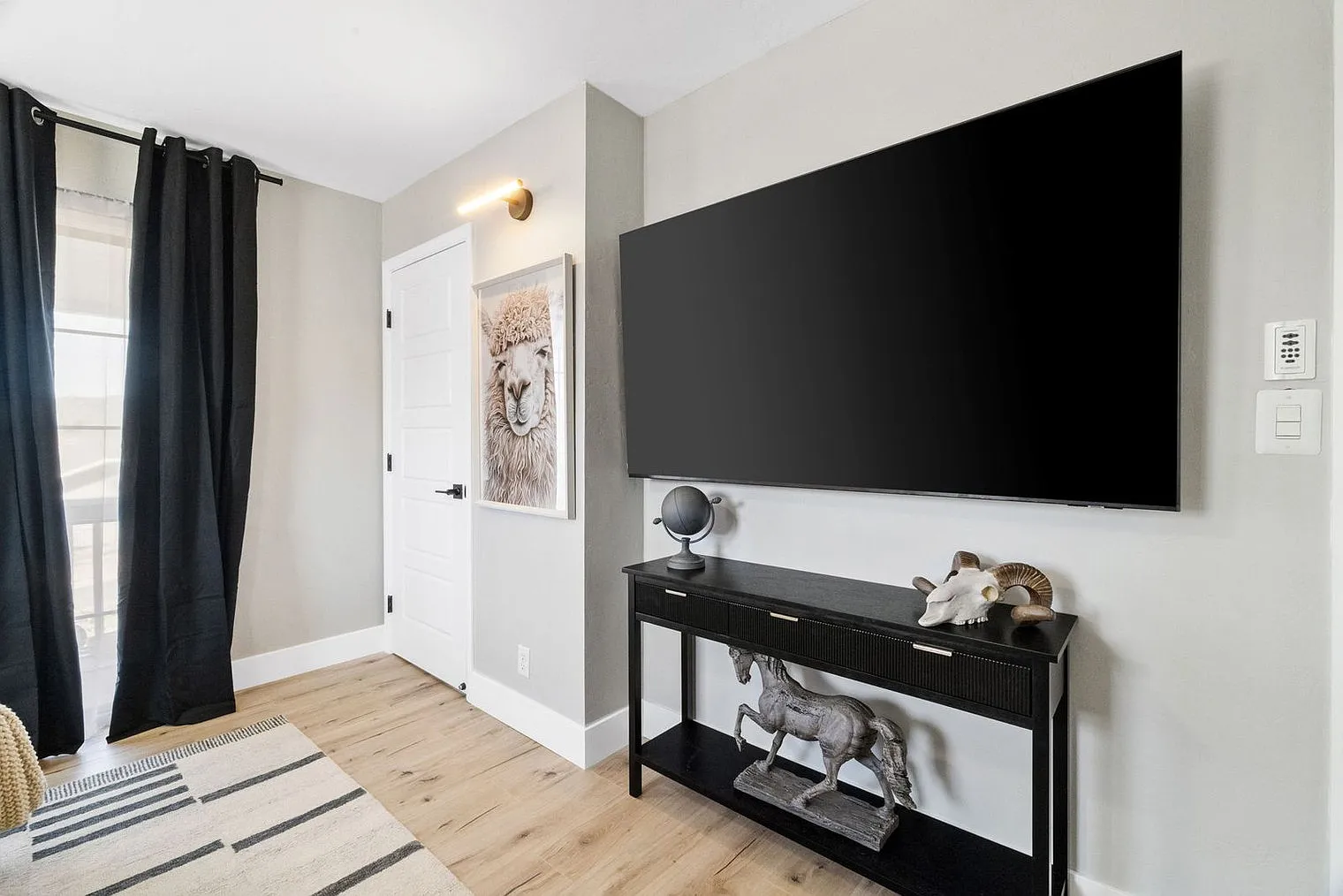 2 bed, 2.0 bath, 893 sqft, $5,533 — Photo 1