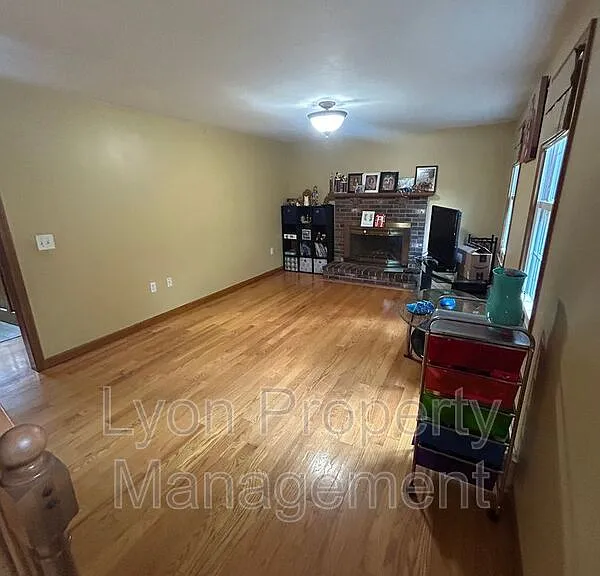 212 Tiffany St — Photo 6