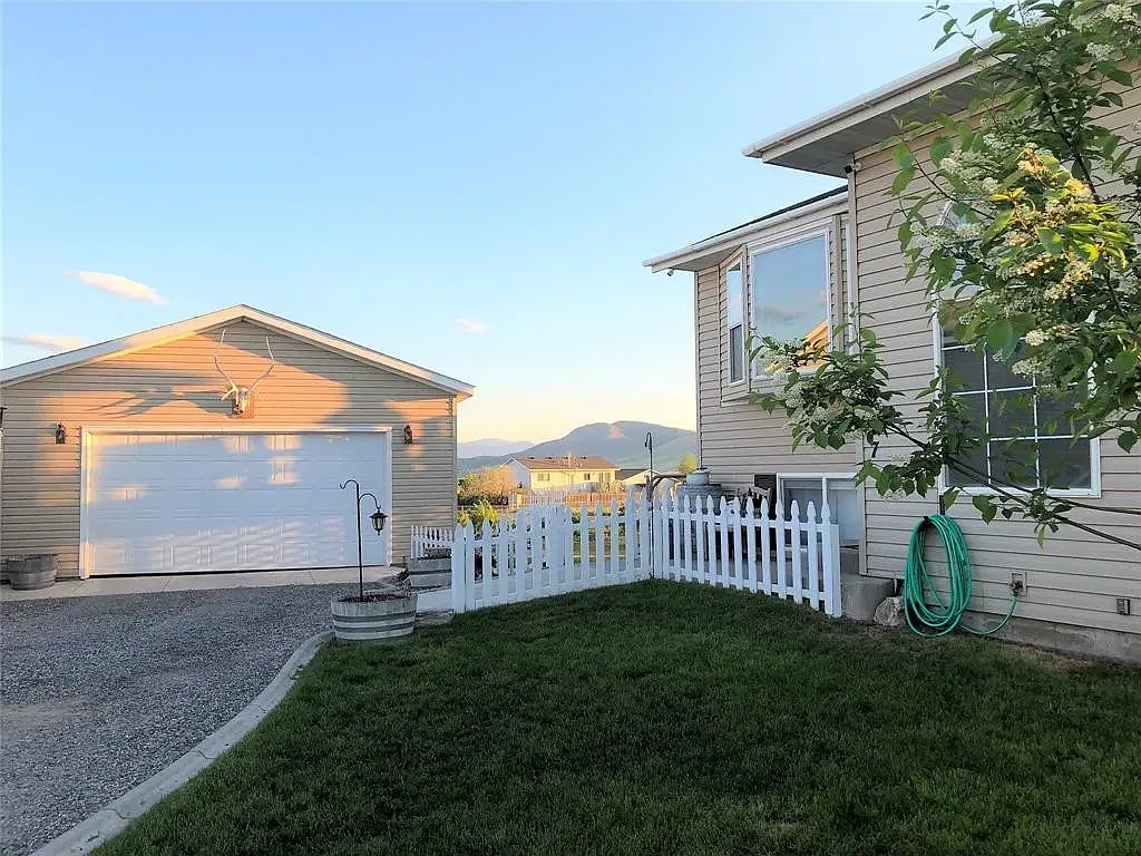 5 bed, 2136 sqft, $2,900 — Photo 3