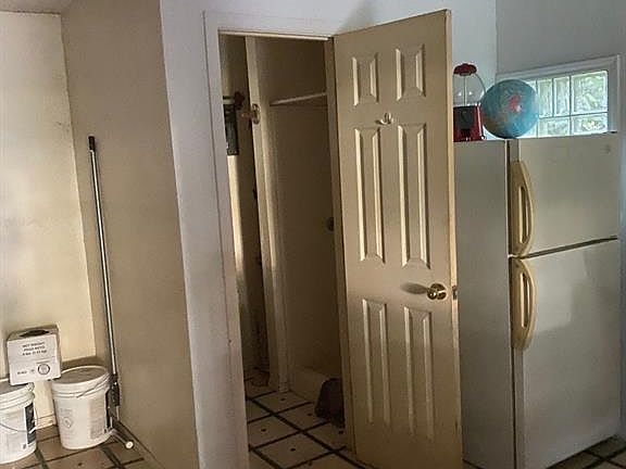 5th image of 1673 Hillcrest Cir