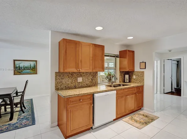 8209 NW 14th St, Plantation, FL 33322