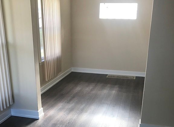 3rd image of 528 Geneva Ave