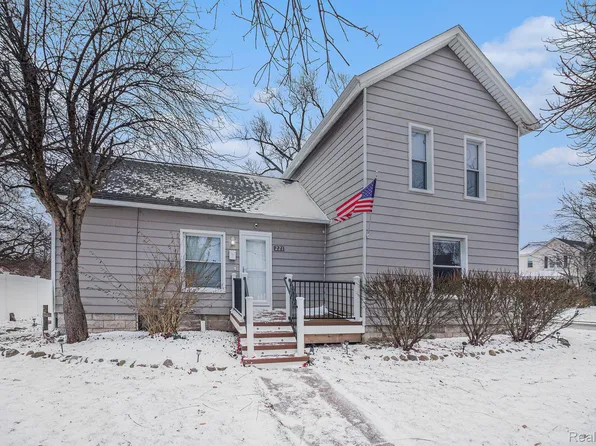 221 McCarthy St, Howell, MI 48843