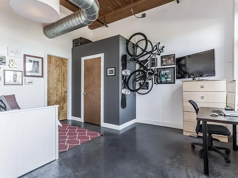 210 W 5th St #201 — Photo 14