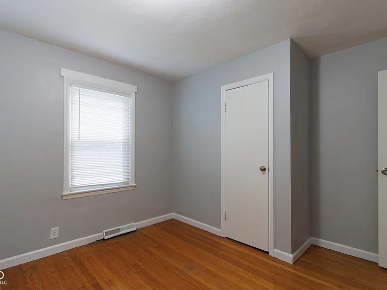 4430 N Longworth Ave — Photo 12