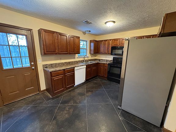 4th image of 40 Southstone Dr