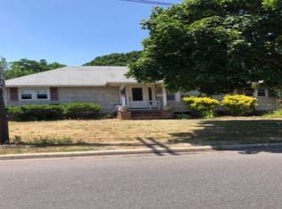 34 Heisser Ln, Farmingdale, NY 11735