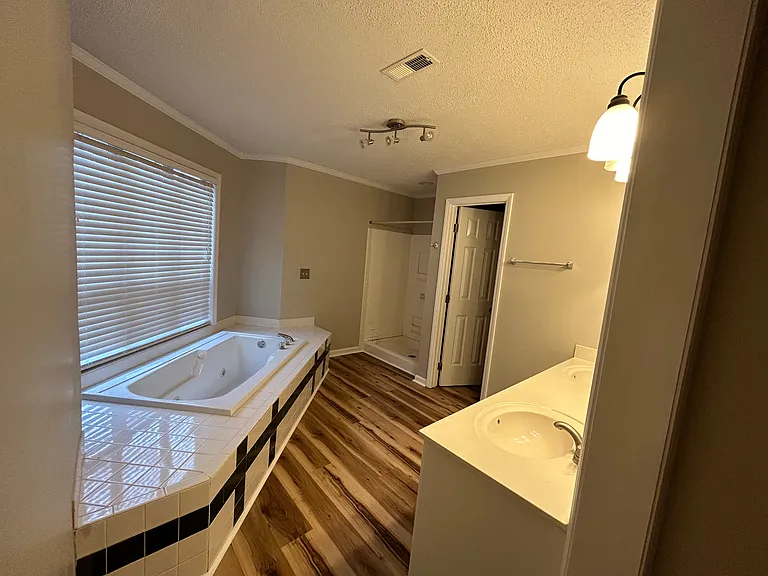 112 Breezewood Dr #D — Photo 5